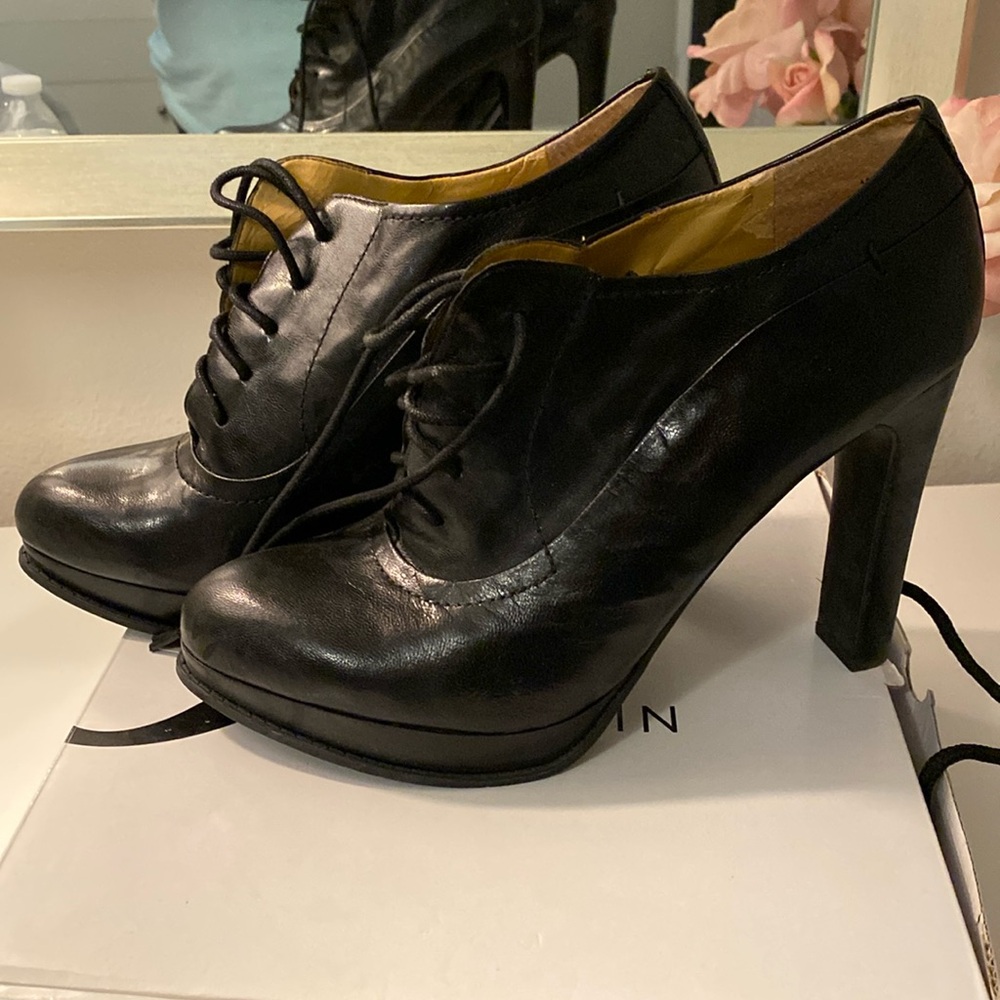 SZ 11 Nine West tie up bootie heels